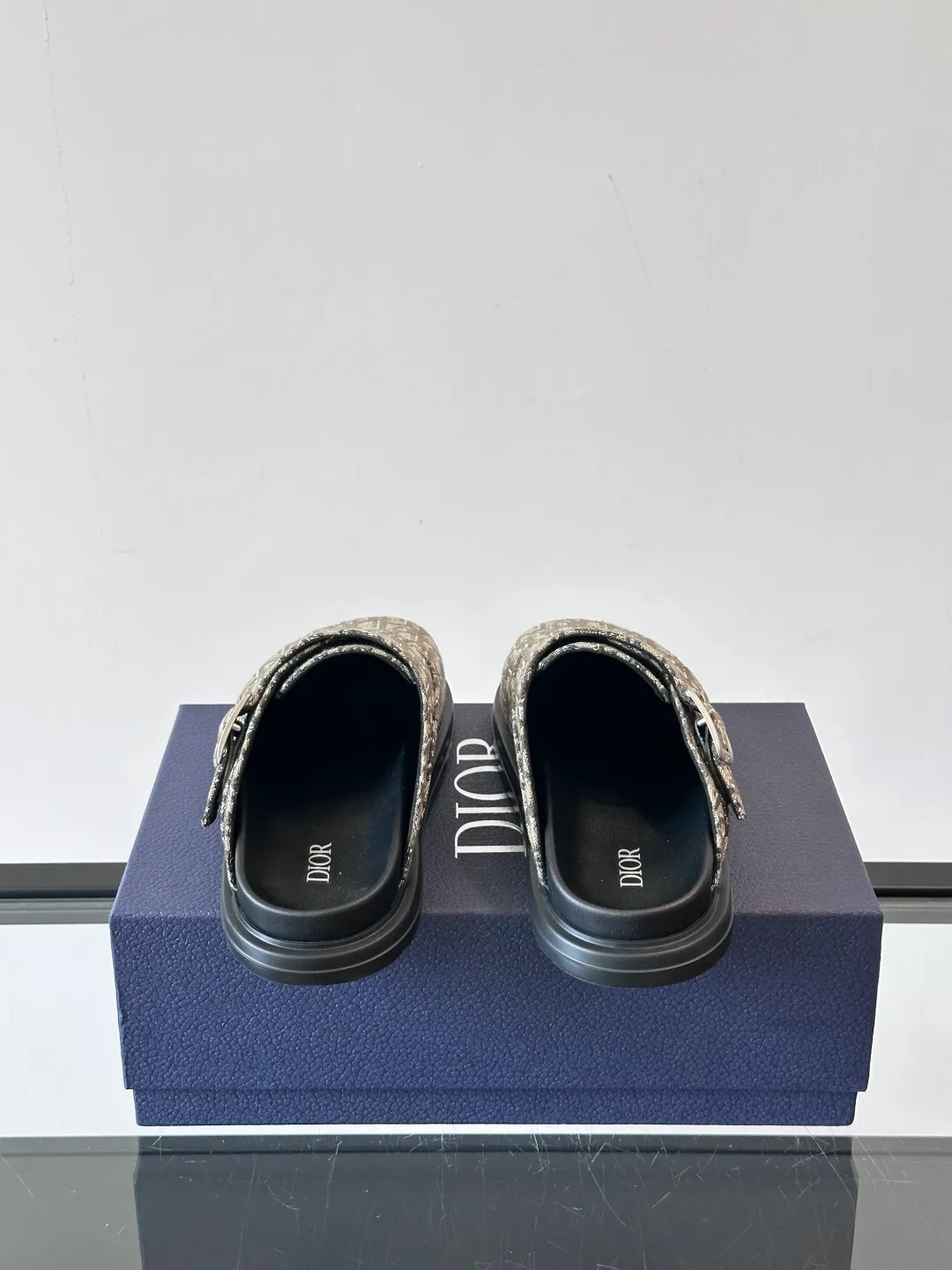 p340 "Dio＊" Brand new mules are available. I think cap-toe mules are really cool for boys. They are Dior's most classic oblique print and are fashionable and comfortable. These Dior Aqua mules combine modern style and classic design. Beige and black Oblique printed fabric upper with adjustable straps and a metal-clad copper alloy Dior buckle for added style. Paired with black leather, rubber and EVA notch soles, they can be easily paired with a variety of casual outfits. size: 38-45 (45 customized)